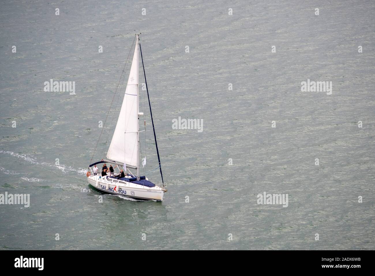 Luftaufnahme von Menschen segeln Segelboot Stockfoto