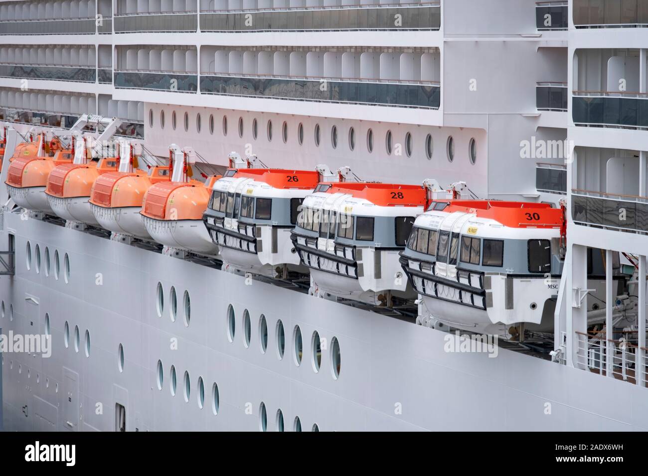 Rettungsboote hängen vom Kreuzfahrtschiff MSC Preziosa Stockfoto