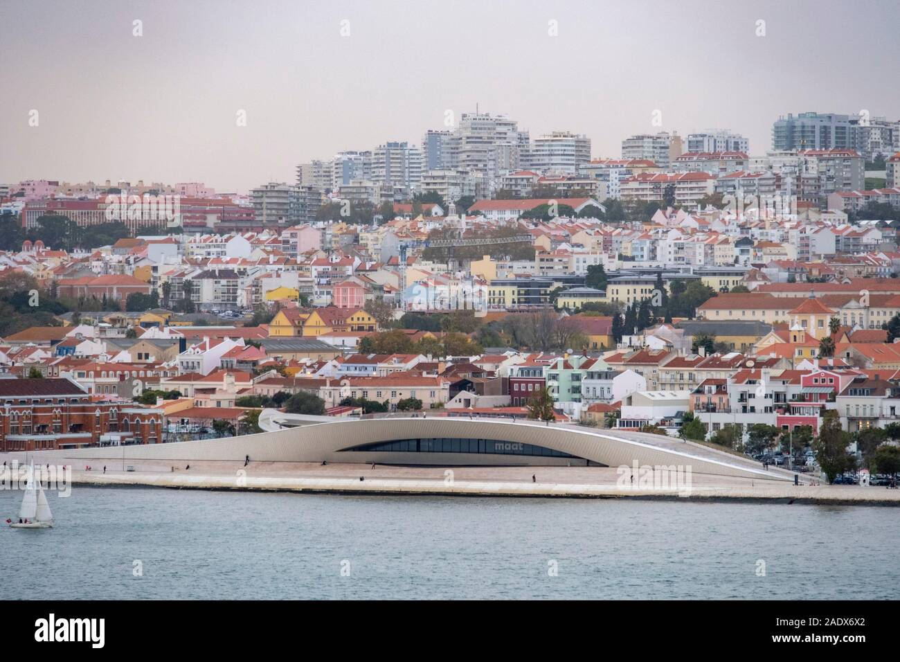 MAAT Museum für Kunst, Architektur und Technologie von Architekt Amanda Levent wie vom Fluss Tagus, Lissabon, Portugal, Europa Stockfoto