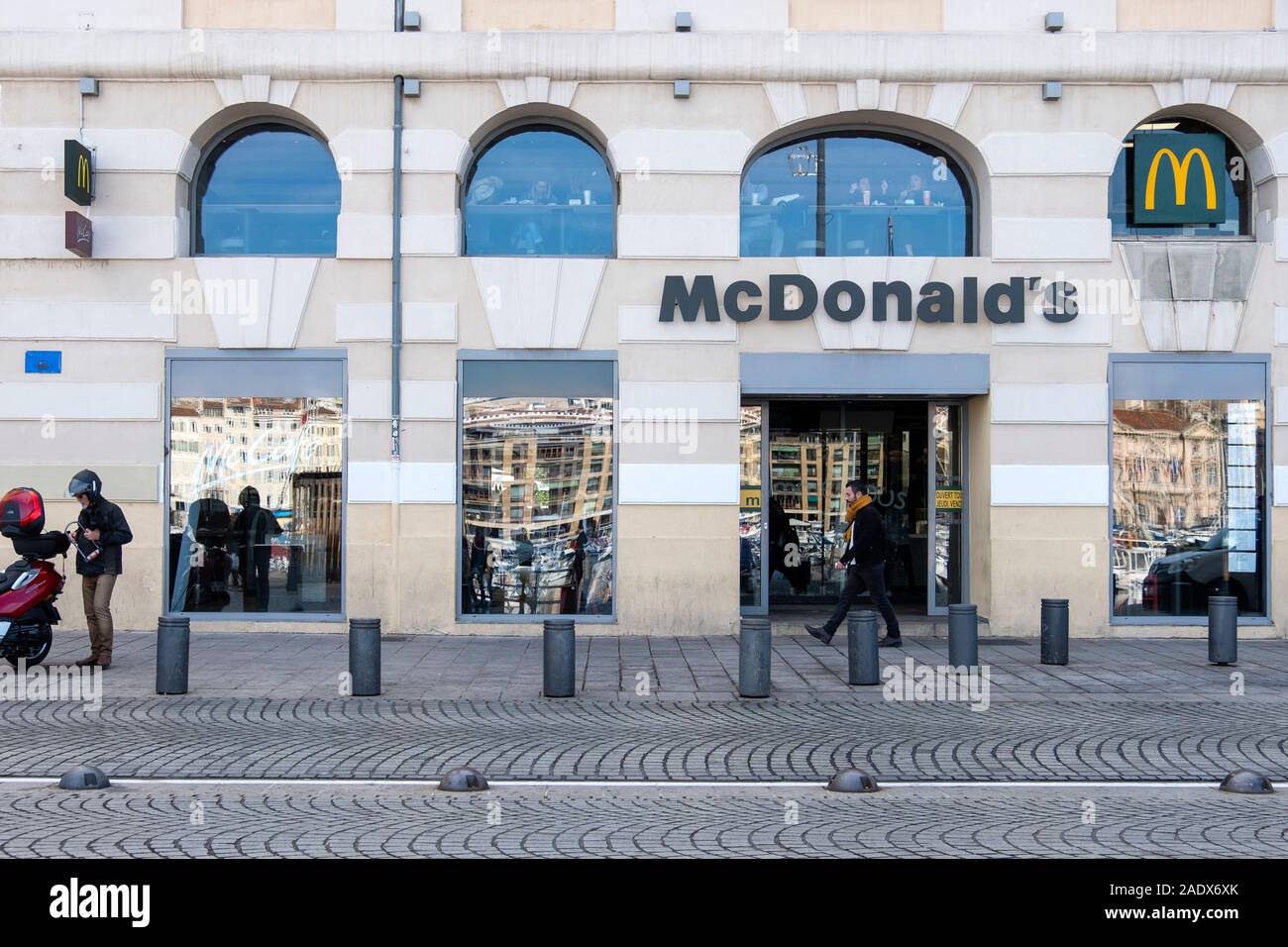 Außenansicht von einem McDonald's Restaurant in Marseille, Frankreich, Europa Stockfoto