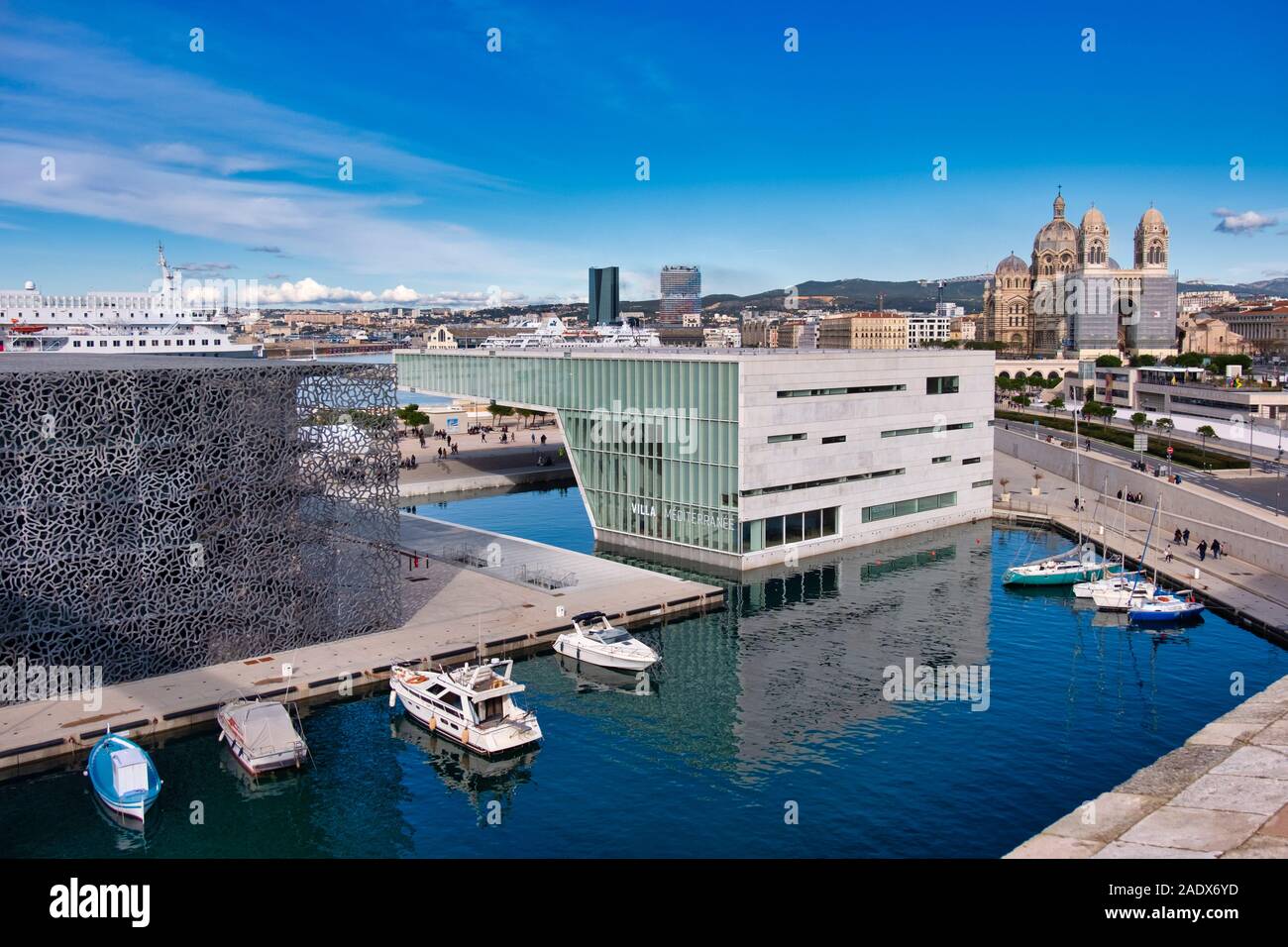 Luftbild des Museums MUCEM, des Kulturzentrums Villa Méditerranée und der Kathedrale Saint Mary Major in Marseille, Frankreich, Europa Stockfoto
