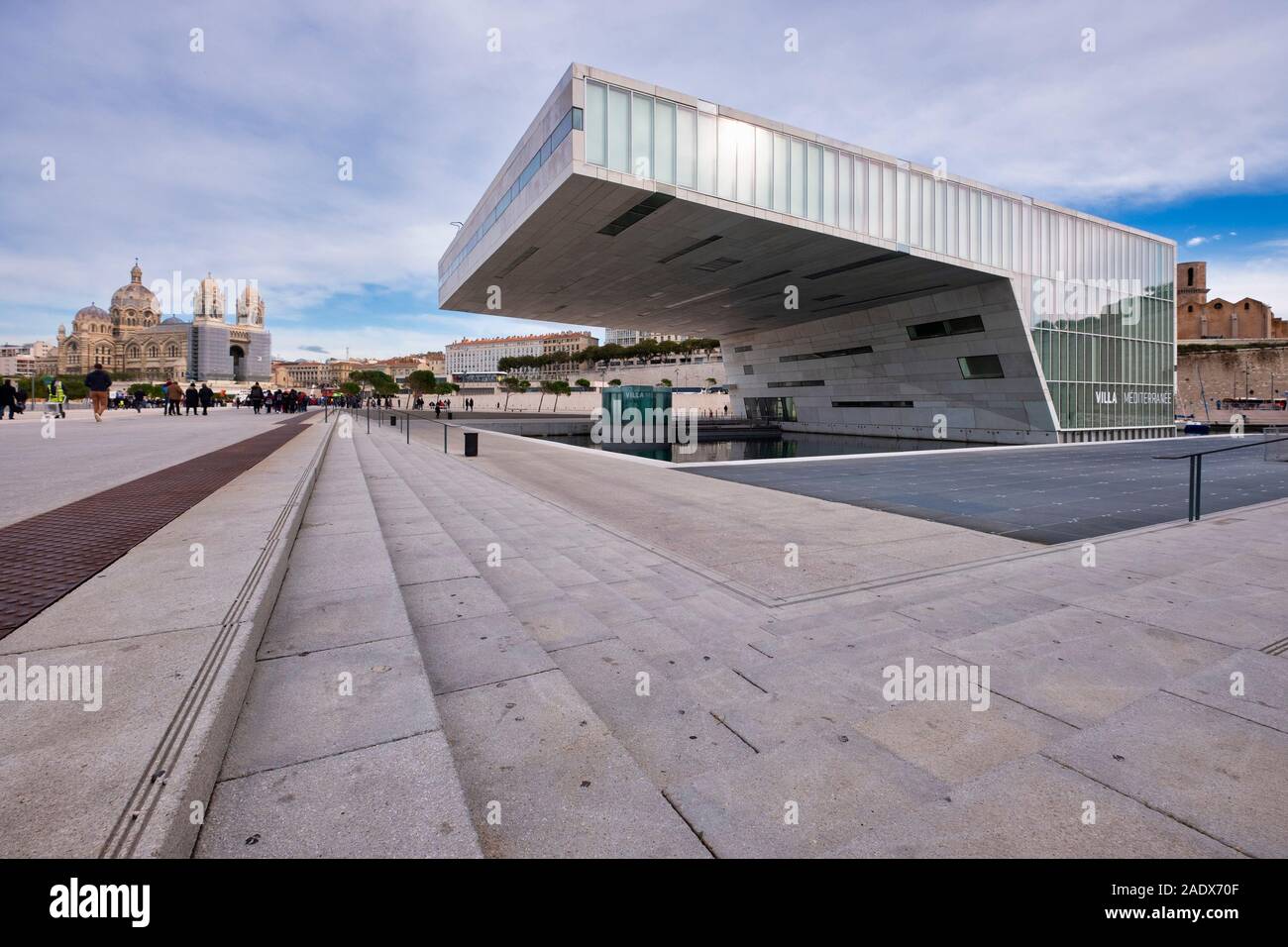 Das Kulturzentrum Villa Méditerranée wurde vom Mailänder Architekten Stefano Boeri in Marseille, Frankreich, Europa entworfen Stockfoto