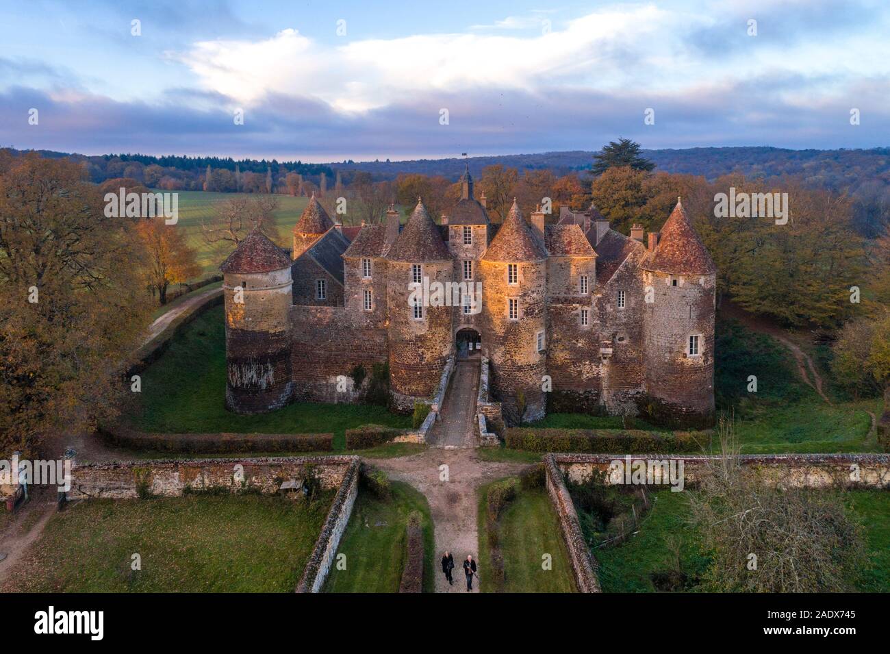 Frankreich, Yonne, Puisaye, Treigny, Chateau de Ratilly (Luftbild) // Frankreich, Yonne (89), Puisaye, Treigny, Château de Ratilly (Vue aérienne) Stockfoto