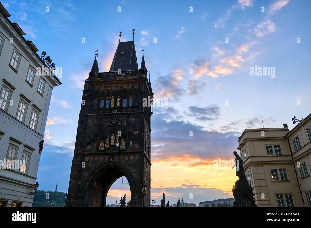 Der Altstädter Brückenturm an der Karlsbrücke in Prag, Tschechische Republik Stockfoto