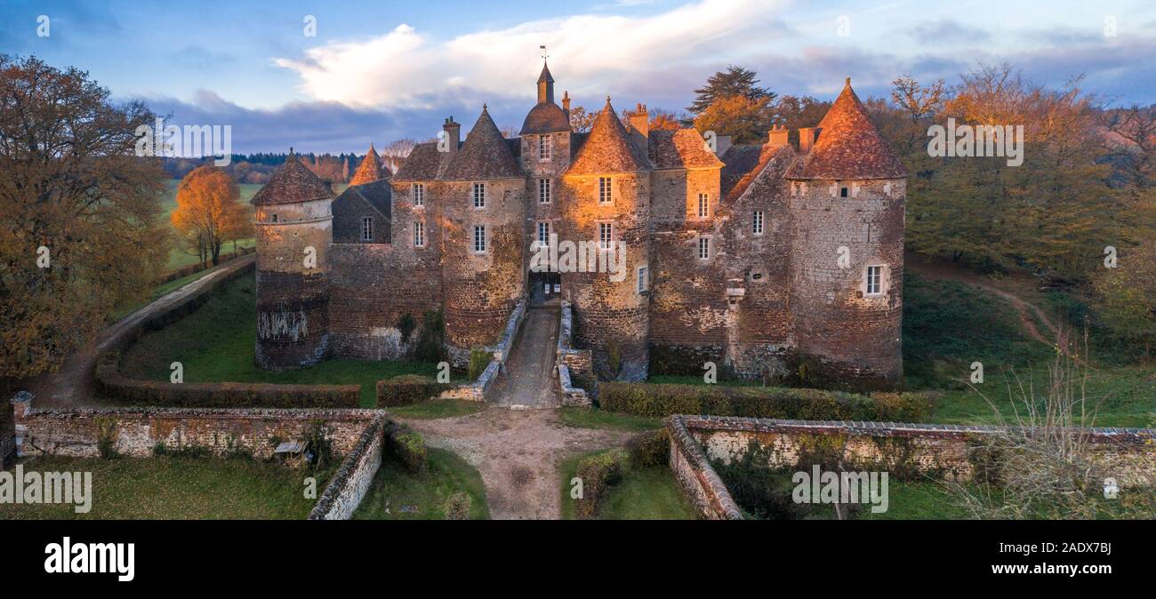 Frankreich, Yonne, Puisaye, Treigny, Chateau de Ratilly (Luftbild) // Frankreich, Yonne (89), Puisaye, Treigny, Château de Ratilly (Vue aérienne) Stockfoto