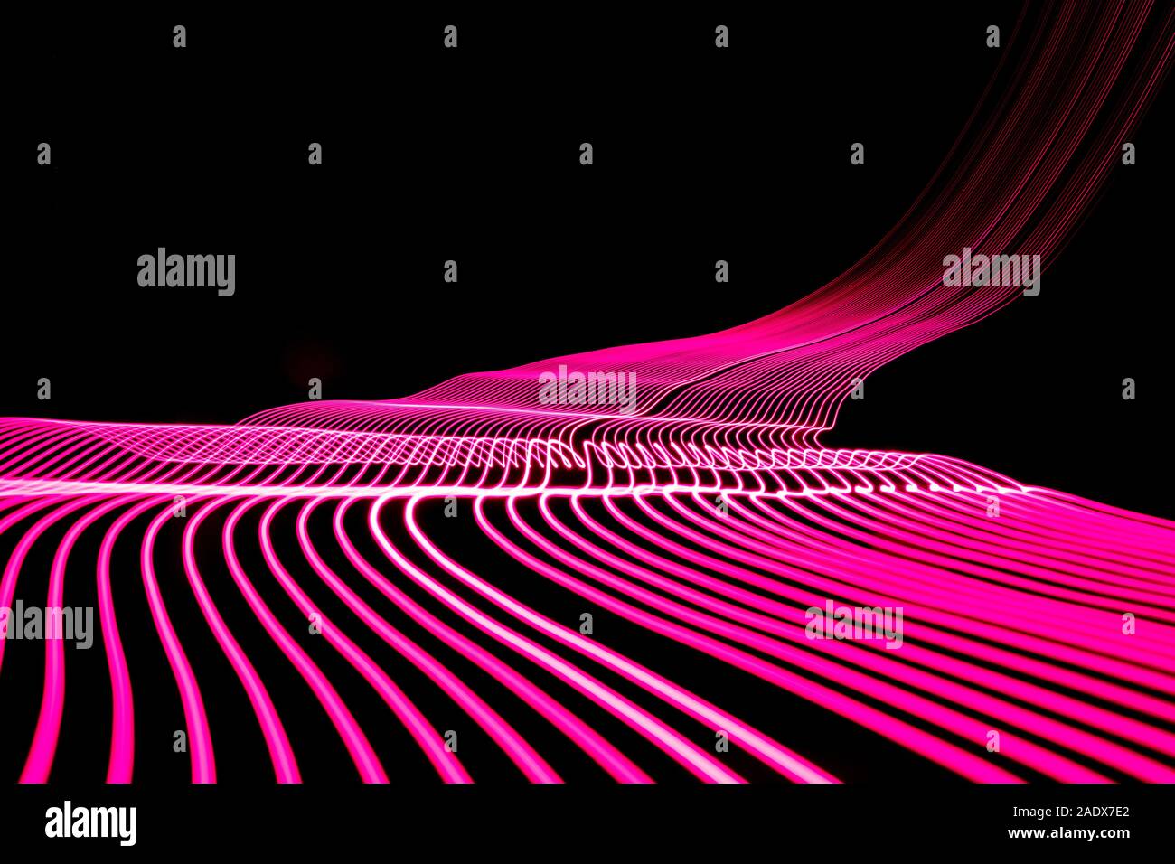 Helles Neon Linie entworfen, Hintergrund, Schuß mit langen Belichtungszeit. Moderne Hintergrund in Zeilen Stil. Abstrakte, kreative Wirkung, Textur mit Beleuchtung, Kunst der Farben Kombination. Künstlerische Wahl der Formen. Stockfoto