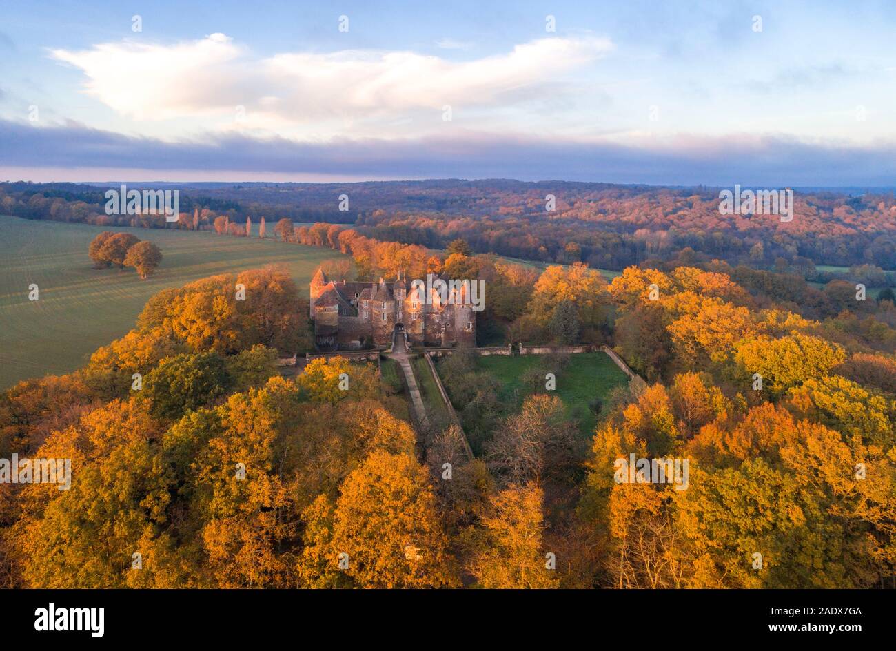 Frankreich, Yonne, Puisaye, Treigny, Chateau de Ratilly (Luftbild) // Frankreich, Yonne (89), Puisaye, Treigny, Château de Ratilly (Vue aérienne) Stockfoto