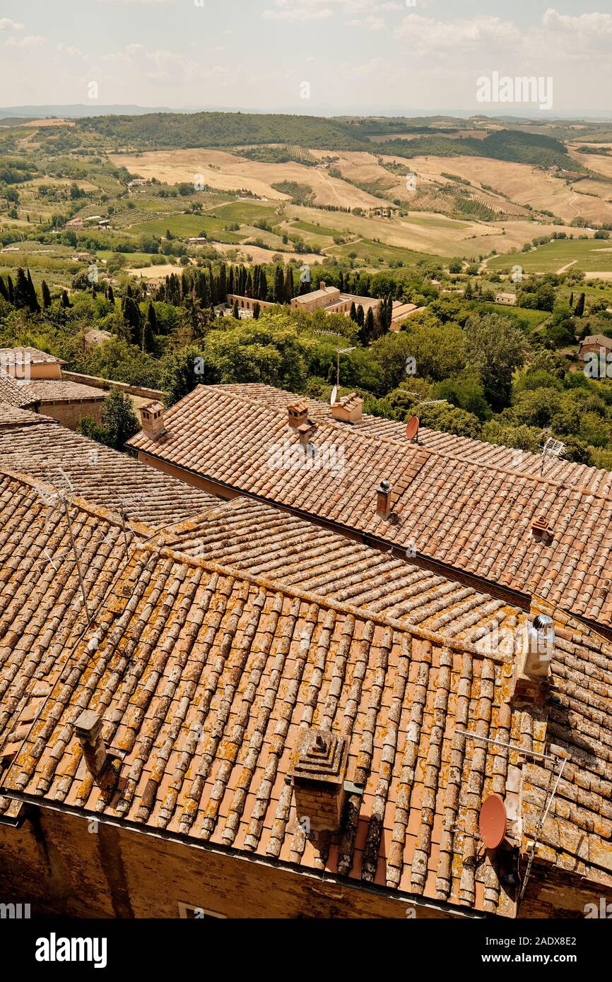 Im Sommer toskanische Landschaft Landschaft Panorama und Dächer Sicht vom Hilltop mittelalterlichen Renaissance Stadt Montepulciano Ferienhaus Toskana Italien EU Stockfoto