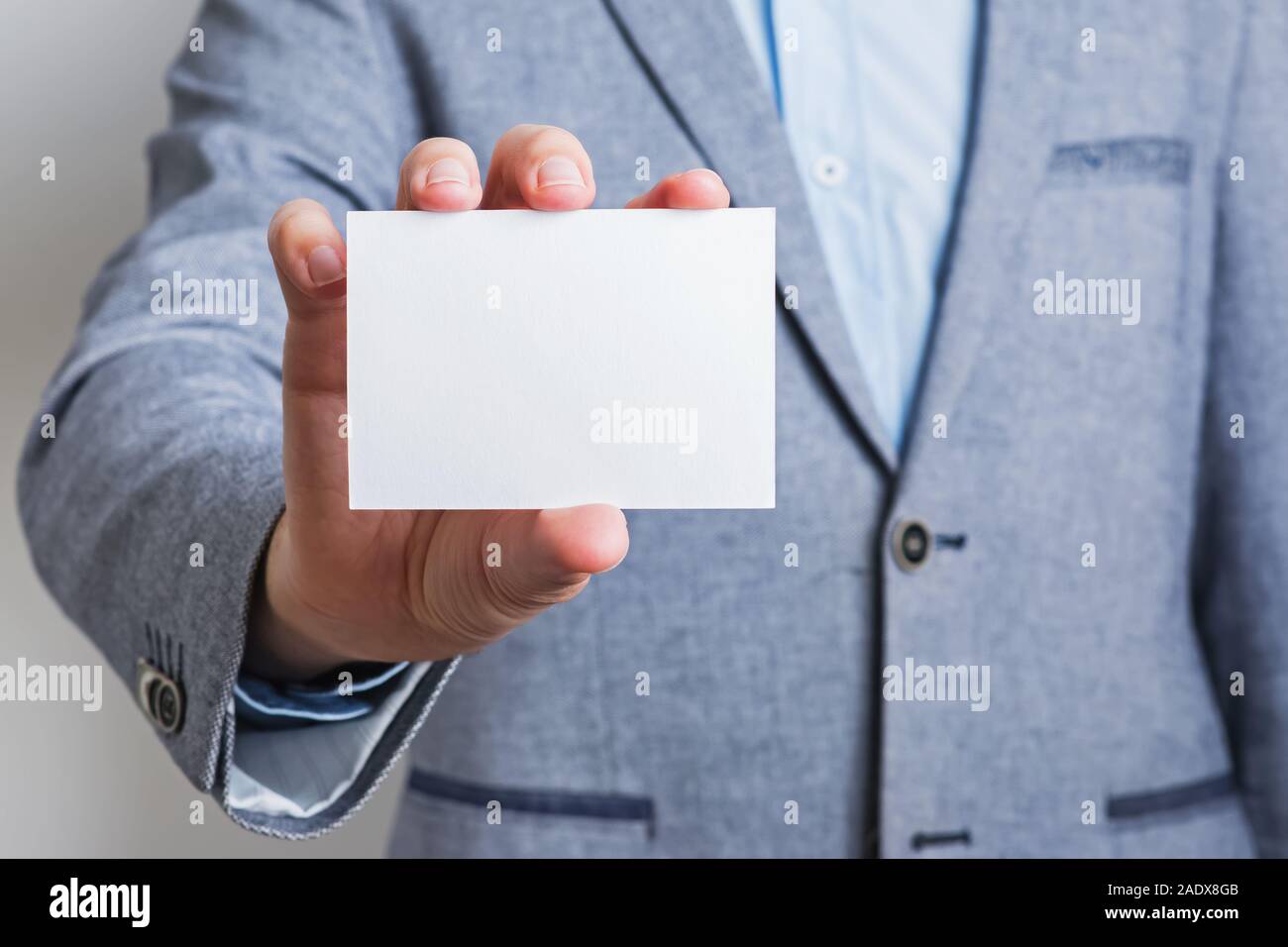 Geschäftsmann in Anzug, weißes Papier Karte Stockfoto