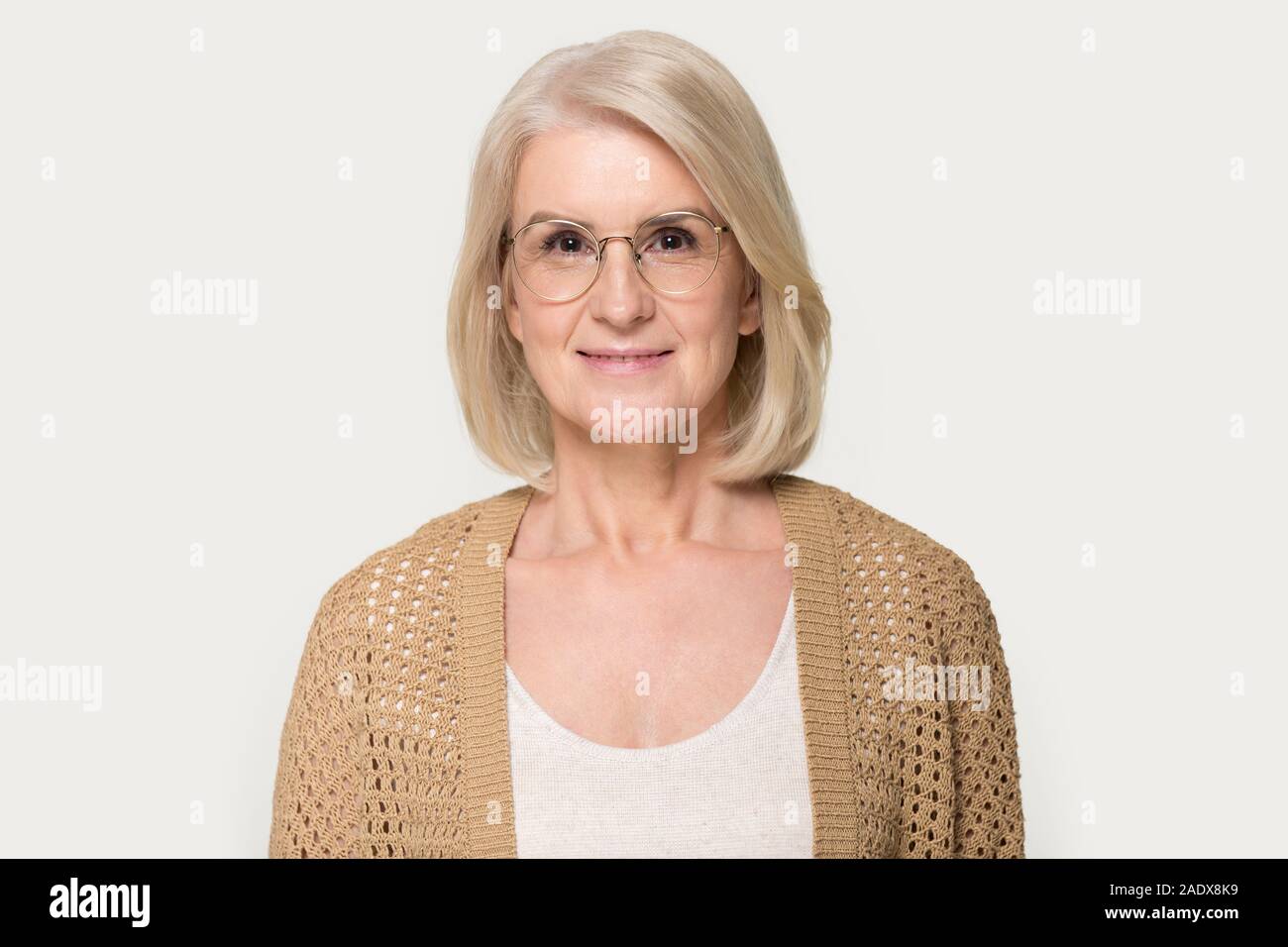 Headshot der reifen Frau Brille mit Kamera suchen Stockfoto