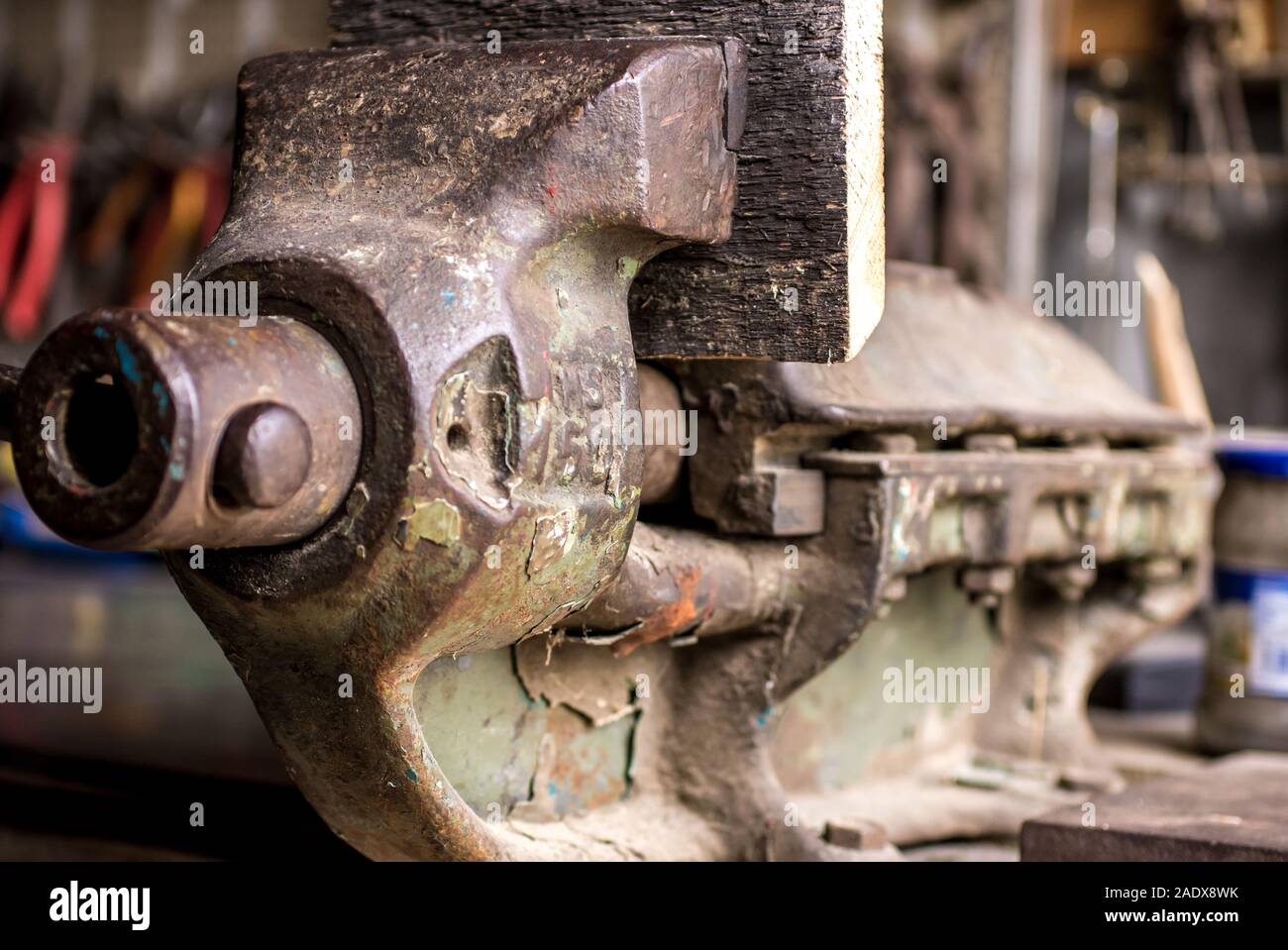 Alte rostige Schraubstock in einer traditionellen Werkstatt Stockfoto
