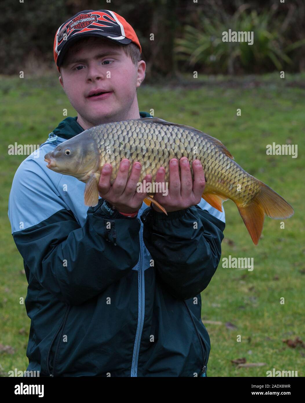 Oliver Hellowell Fotograf mit Down Syndrom heraus und über die weg von einem Karpfen fing er Stockfoto