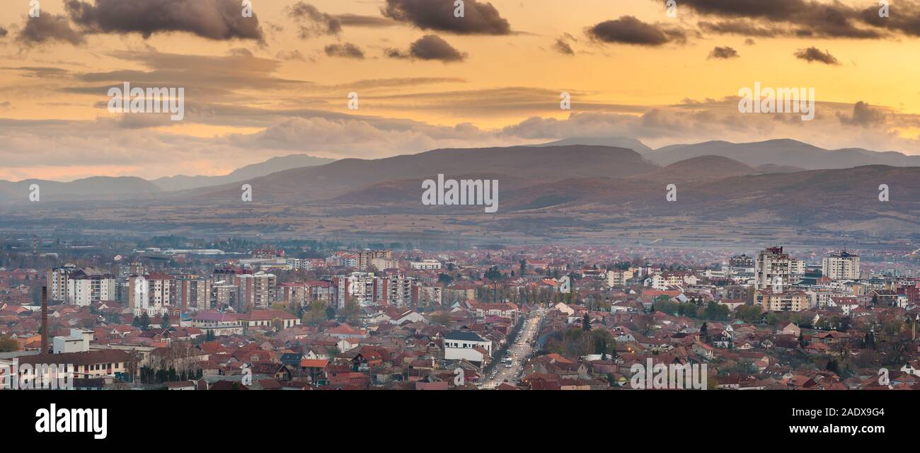 Großes Panorama von Pancevo, Serbien Stadtbild gesehen von einem Aussichtspunkt bei einem Sonnenuntergang mit Vordergrund Gebäude und die Lichter der Stadt und die entfernten Berge Stockfoto