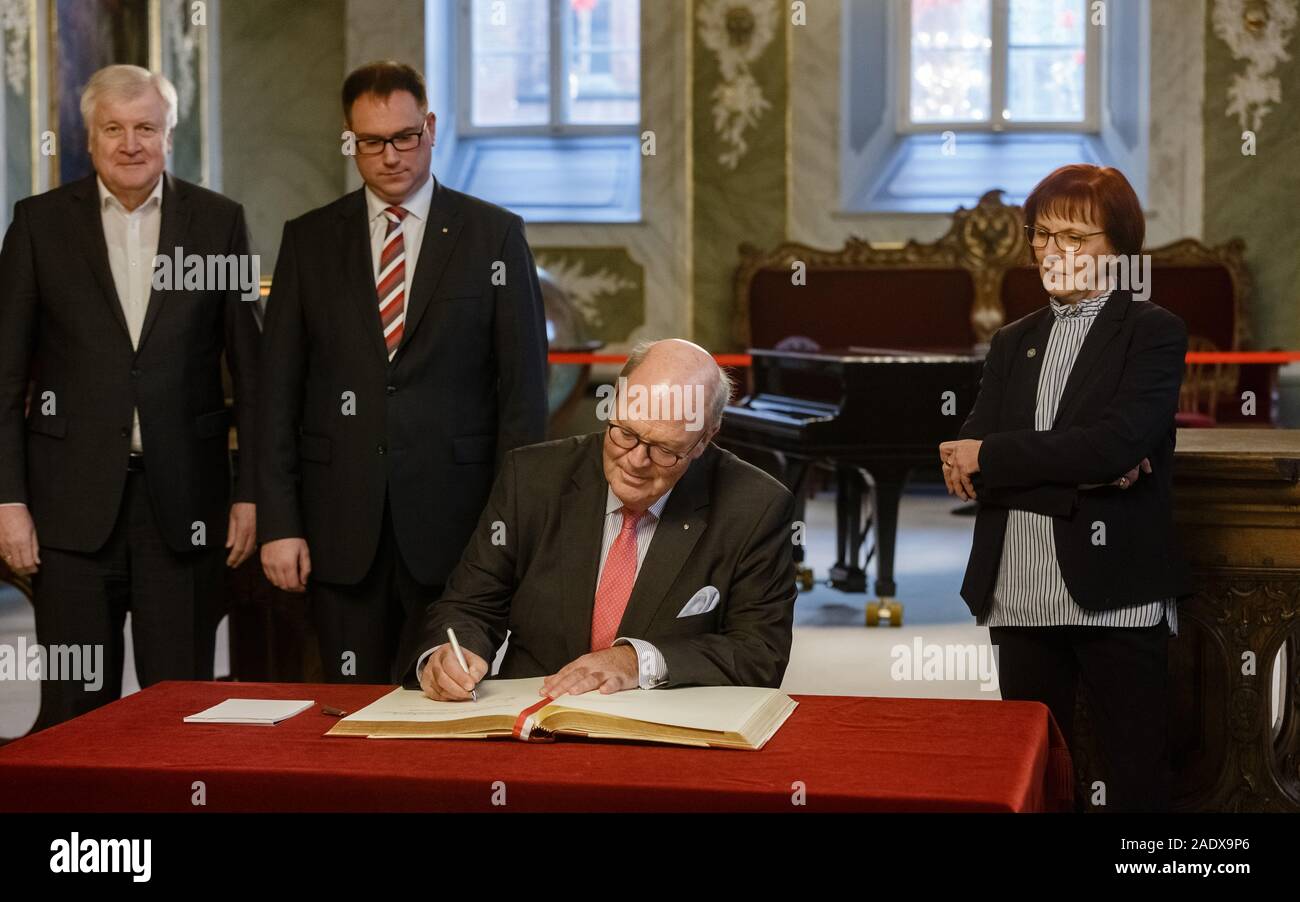 05 Dezember 2019, Schleswig-Holstein, Lübeck: Hans-Joachim Grote (CDU), Innenminister von Schleswig-Holstein, sich einschreibt zwischen Horst Seehofer (CSU), l-r), Bundesminister des Innern, Jan Lindenau (SPD), Bürgermeister von Lübeck und Gabriele Schopenhauer (SPD), Bürgermeister von Lübeck, in das Goldene Buch der Hansestadt. Die Innenminister der Laender hatten angekündigt, dass sie auf ihrer Konferenz zu Themen wie die Bekämpfung von Rechtsextremismus und Antisemitismus, Umgang mit Hassreden auf dem Internet und die Einwanderungs- und Flüchtlingspolitik sprechen würde. Foto: Markus Stockfoto