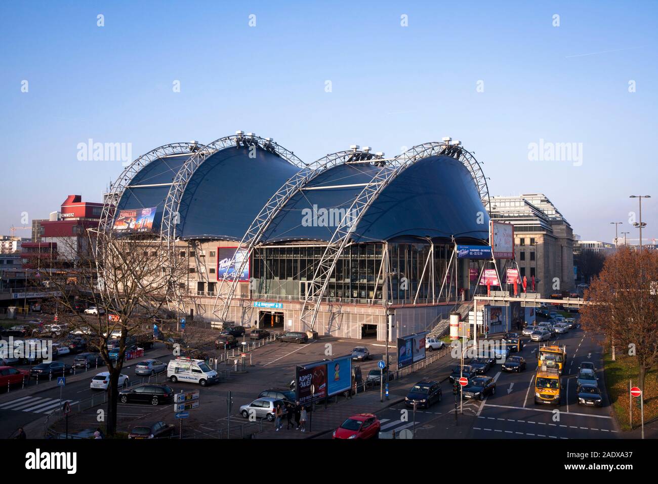 Europa, Deutschland, Köln, das Theater Musical Dome am Breslauer Platz. Europa, Deutschland, Köln, das Zelttheater Musical Dome bin Breslau Stockfoto