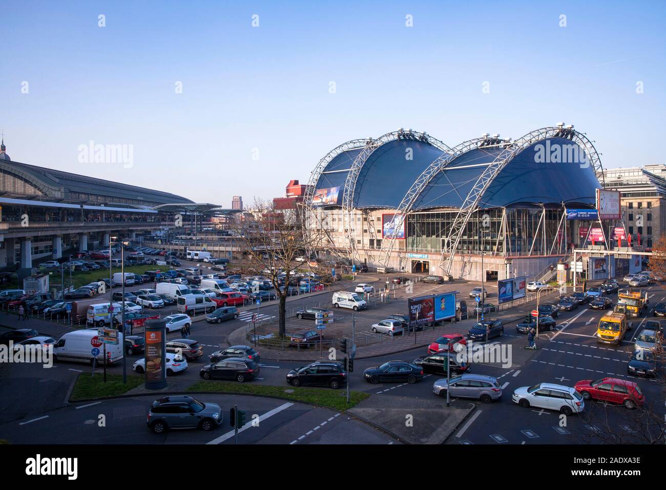 Europa, Deutschland, Köln, das Theater Musical Dome am Breslauer Platz, auf der linken Seite den Hauptbahnhof. Europa, Deutschland, Köln, das Zeltt Stockfoto