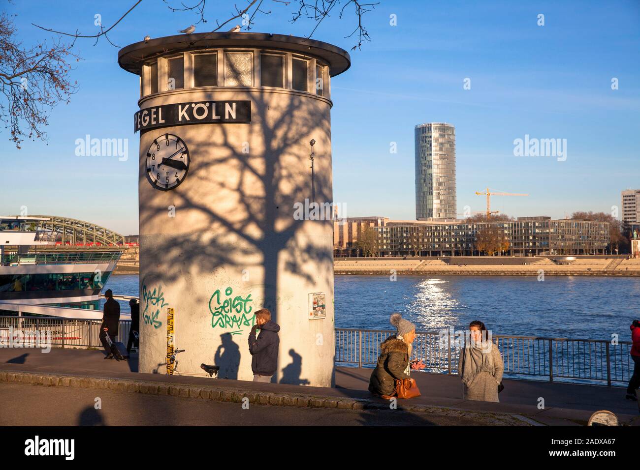 Der Wasserstand am Rhein, Blick auf das Dreieck Turm im Stadtteil Deutz, Köln, Deutschland. Pegeluhr am Rheinufer, Blick zum Trinag Stockfoto