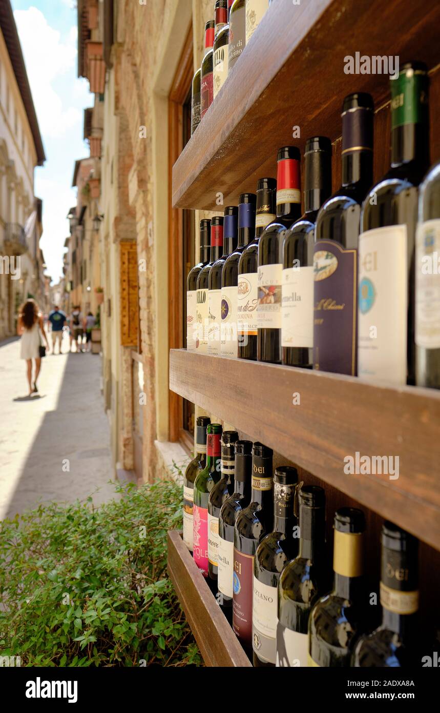 Lokale Flaschen Wein auf der Anzeige und zum Verkauf in die touristische Straßen von Montepulciano Ferienhaus Toskana Italien EU-Montepulciano d'Abruzzo Stockfoto