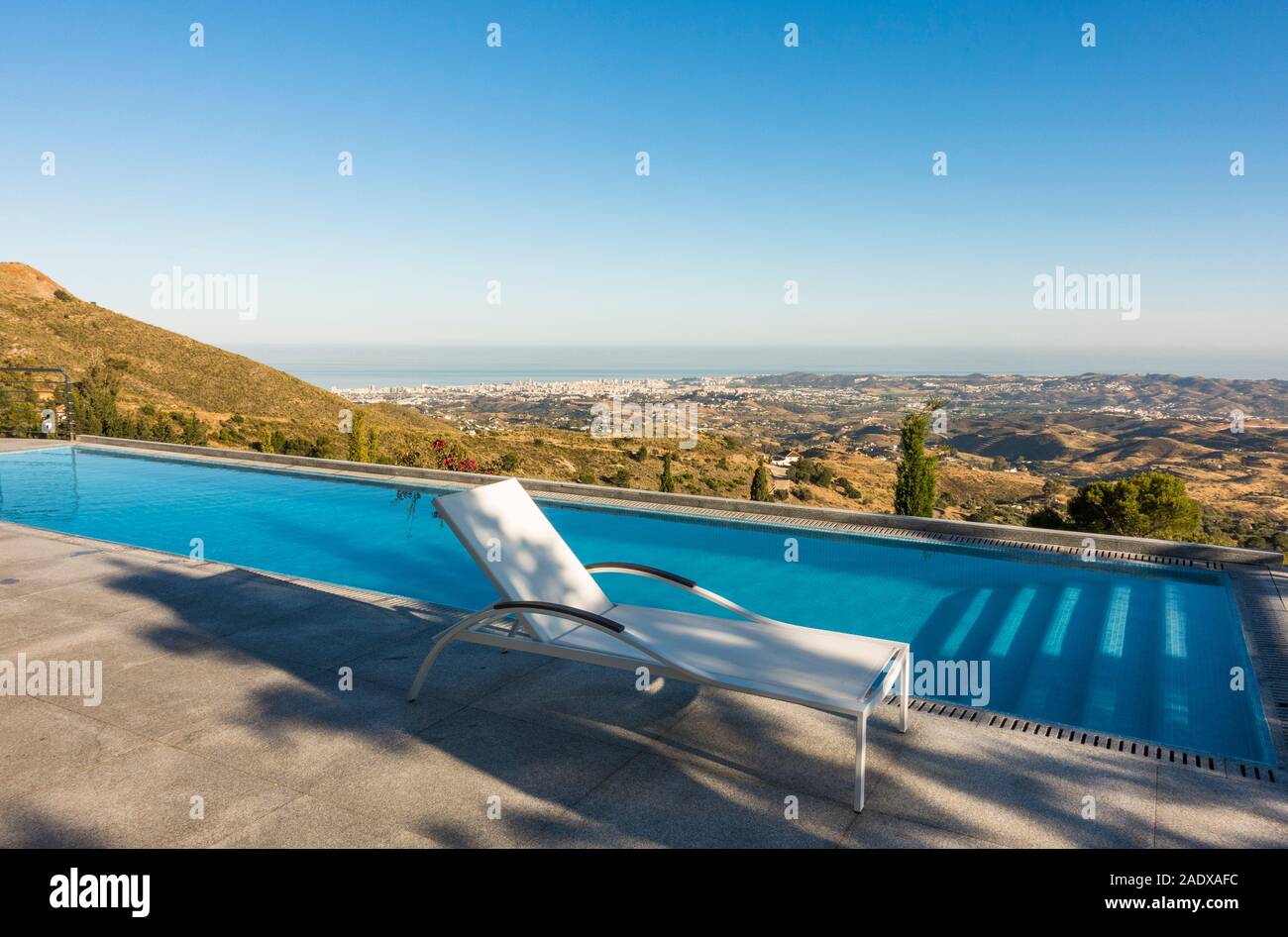 Infinity Pool mit Lounge Chair und Küste, Malaga, Spanien Mittelmeer. Stockfoto