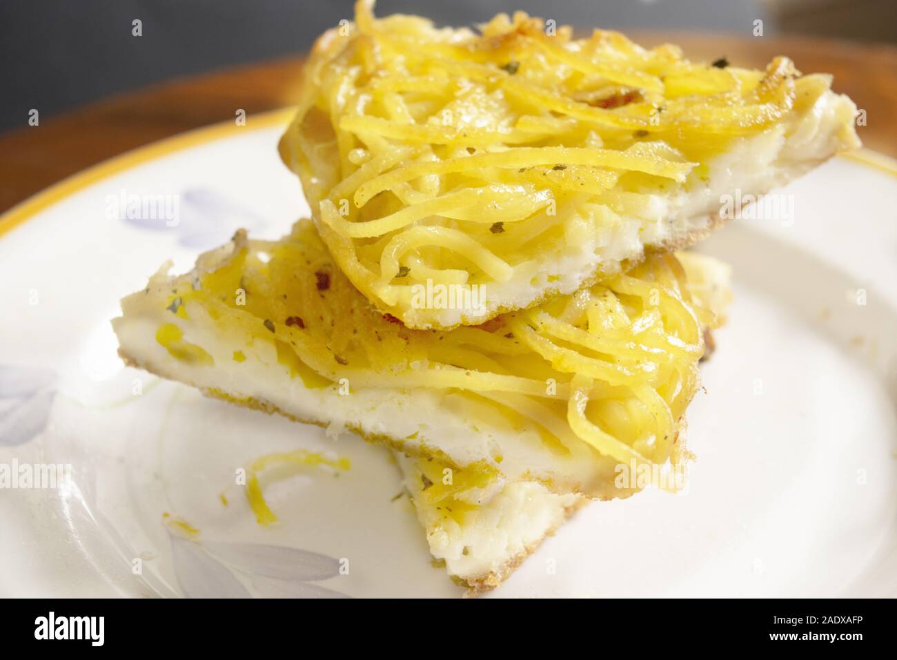 Keil der hausgemachten Omelett Pasta in einer Schale Stockfoto