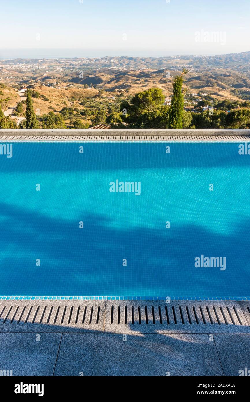 Infinity Pool mit Lounge Chair und Küste, Malaga, Spanien Mittelmeer. Stockfoto