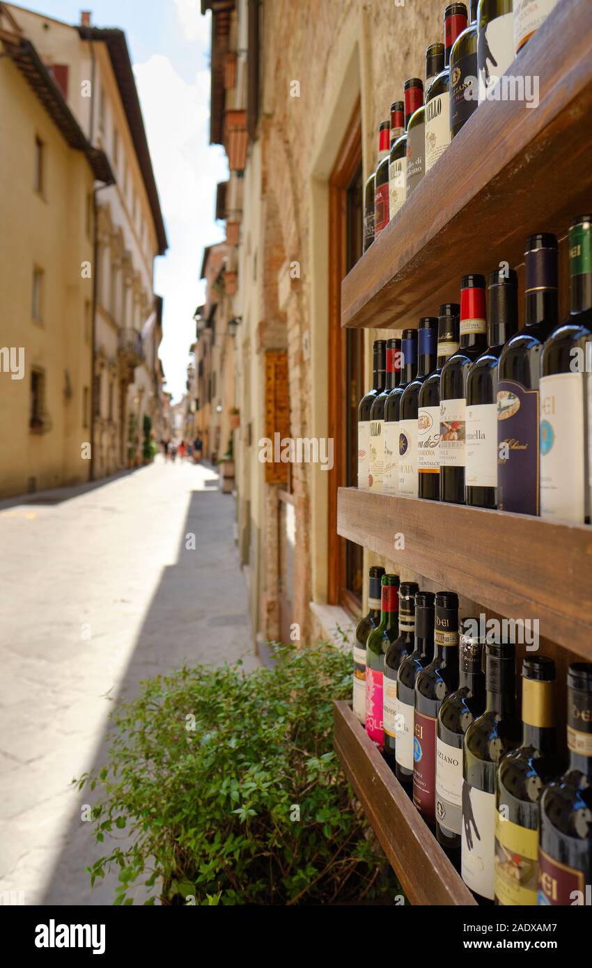 Lokale Flaschen Wein auf der Anzeige und zum Verkauf in die touristische Straßen von Montepulciano Ferienhaus Toskana Italien EU-Montepulciano d'Abruzzo Stockfoto