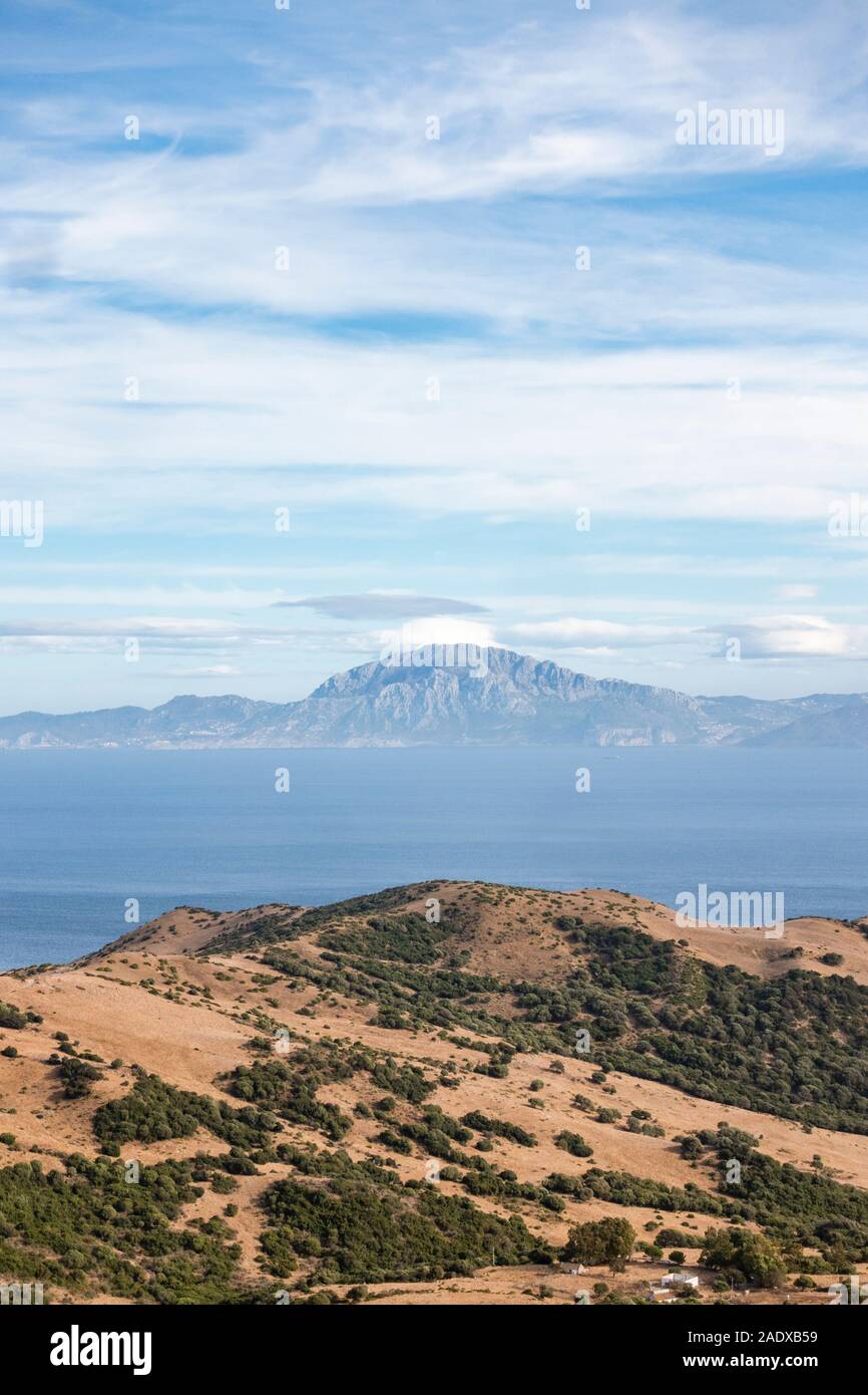 Die Meerenge von Gibraltar, die den Atlantik mit dem Mittelmeer verbindet, mit den Bergen Marokkos. Jebel Musa, Andalusien, Spanien. Stockfoto