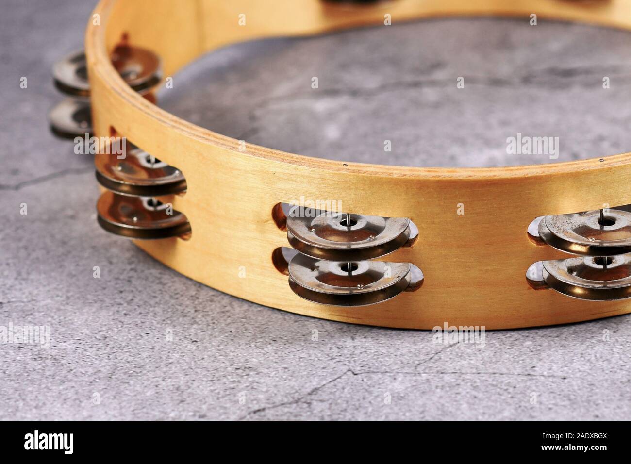 Close up Paare von kleinen Metallglöckchen namens 'Zills' von Tamburin percussion Musik Instrument Stockfoto