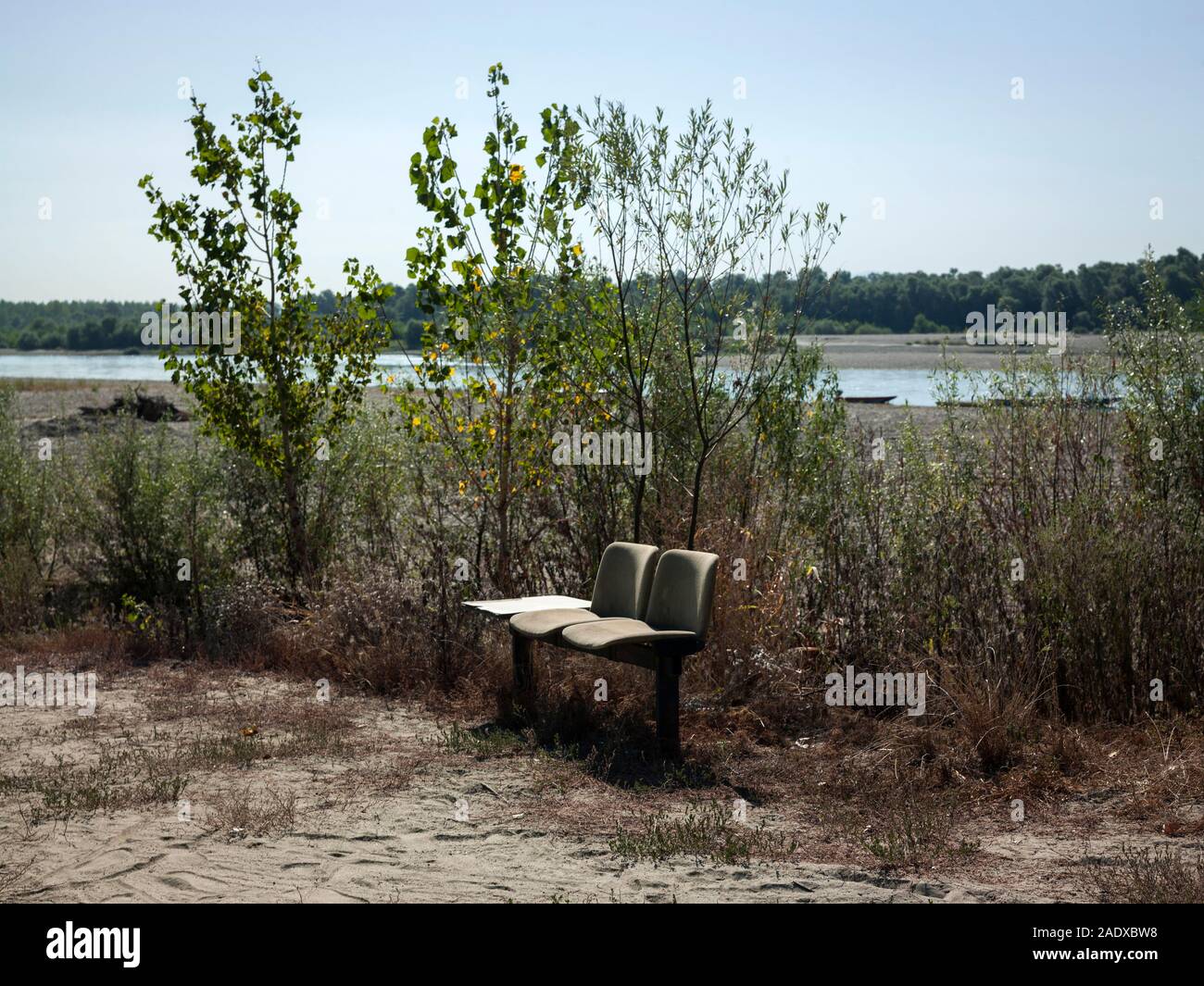 Po Fluss in der Nähe von Pavia Italien in der Sommersaison. Blick auf zwei Kinosessel im Feld verlassen Stockfoto
