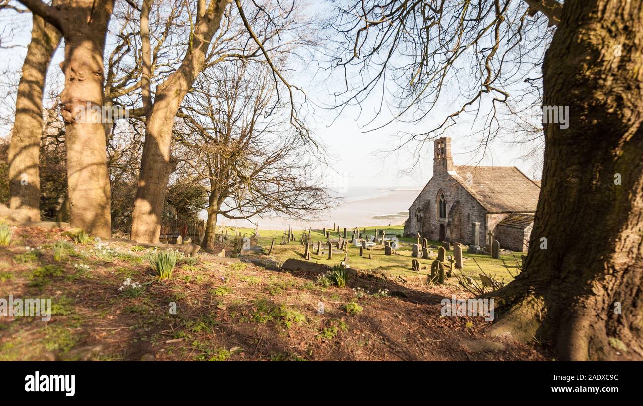 St. Peter's Kirche, Heysham, Lancashire, England. Die Note 1 aufgeführten historischen Gebäude mit Blick auf die Morecambe Bay in der Lancashire Dorf Heysham. Stockfoto