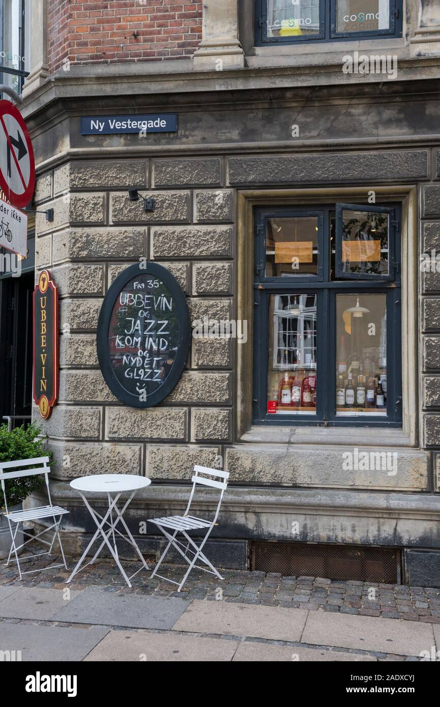 Eine kleine Bar und ein Restaurant in der Nähe des Nationalen Museums in Kopenhagen, Dänemark. Stockfoto