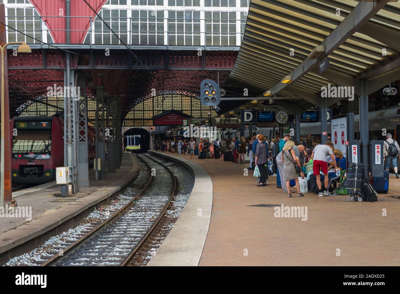 Pendler auf der Plattform in der Hauptbahnhof von Kopenhagen, Dänemark Stockfoto