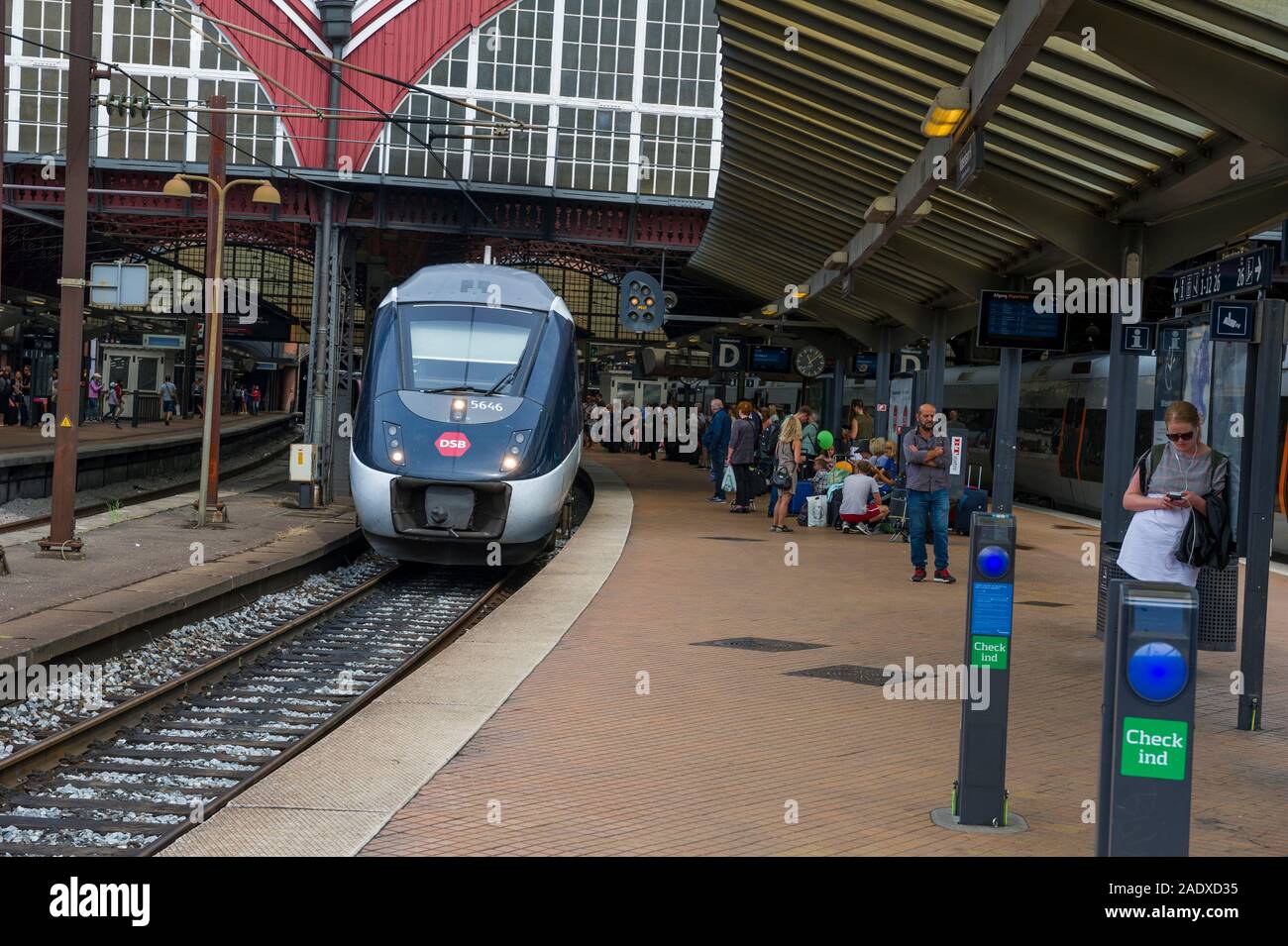 Ein Zug von der Plattform am Hauptbahnhof von Kopenhagen, Kopenhagen, Dänemark Stockfoto