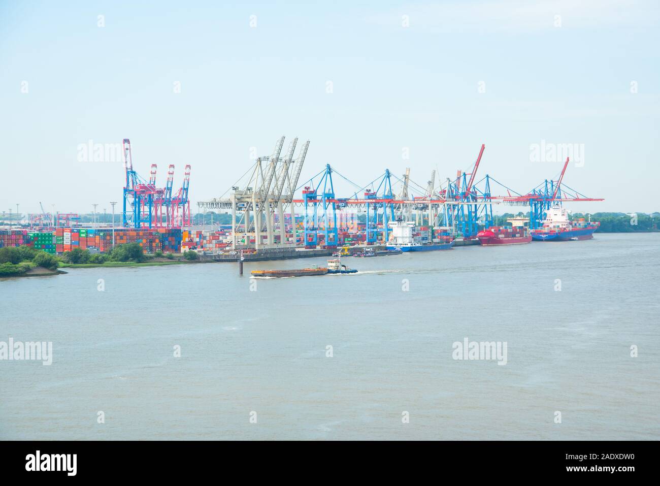 Hamburger Hafen anzeigen. Elbe Landschaft mit Sky Stockfoto