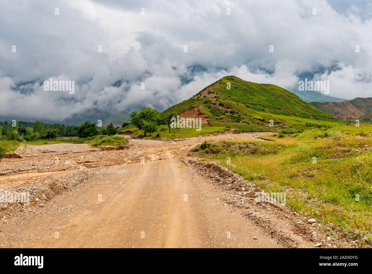 Penjikent Mazor-i Sharif atemberaubende Aussicht auf den malerischen Landschaft an einem bewölkten Tag Stockfoto