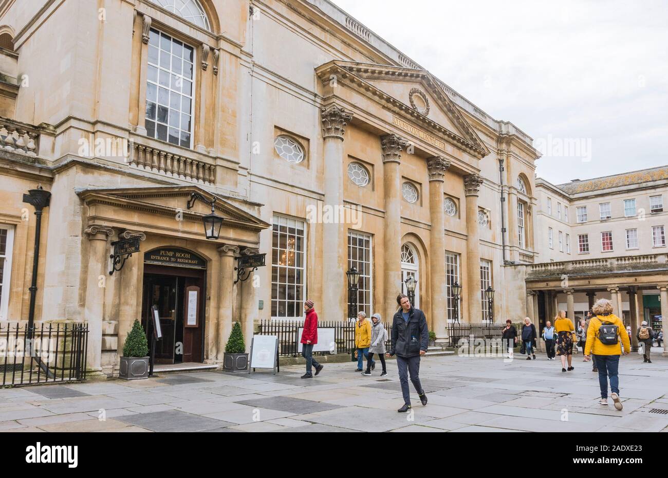 Bath, England, Klosterhof, Eingang Fassade Pumpenraum, Somerset, England, Großbritannien Stockfoto