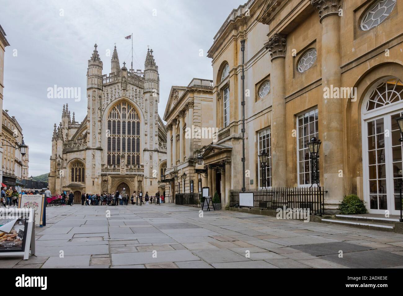 Bath, England, Klosterhof, Eingang Fassade Pumpenraum, Somerset, England, Großbritannien Stockfoto