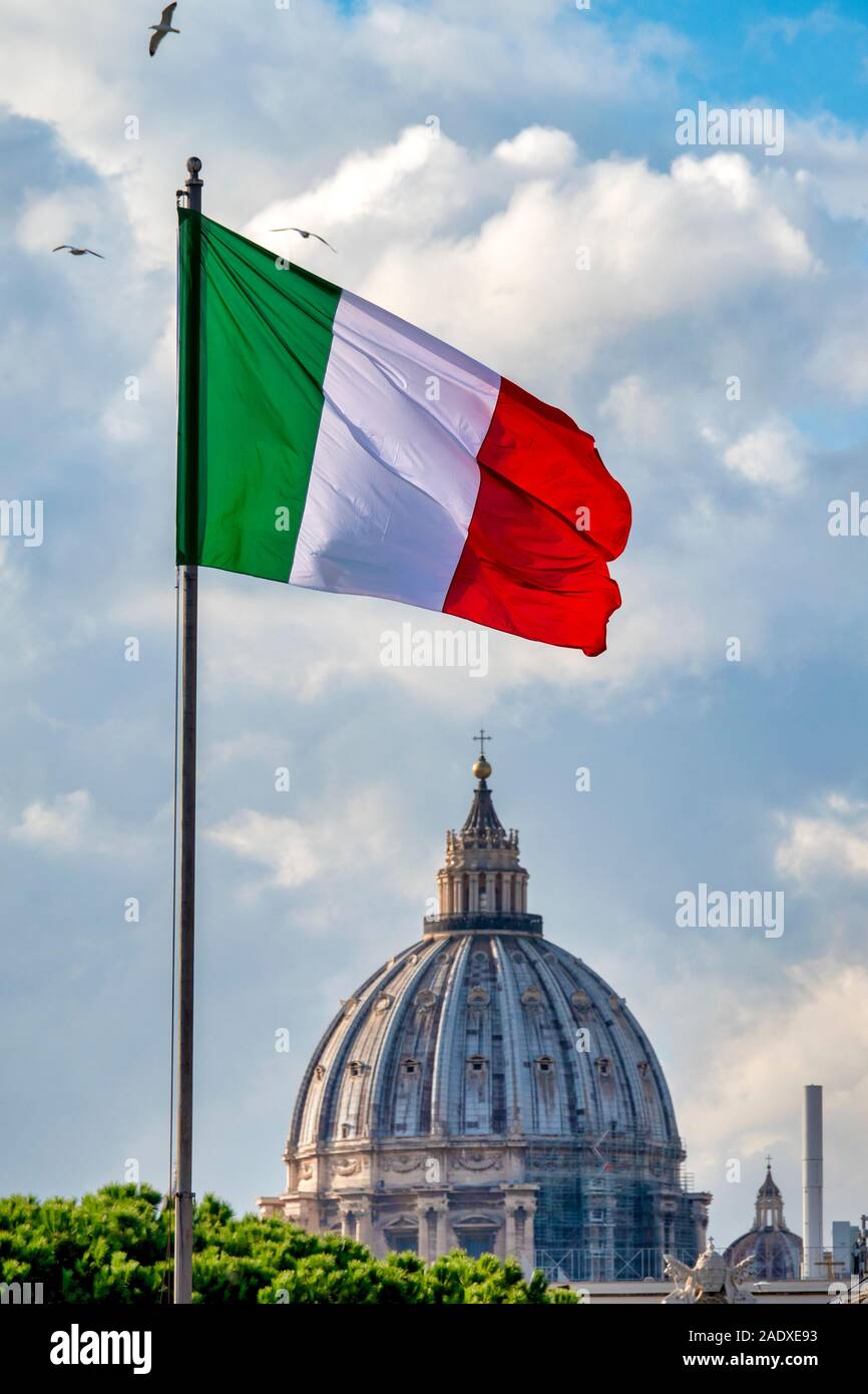 Italienischer Flagge und die Kuppel von St. Peter Stockfoto