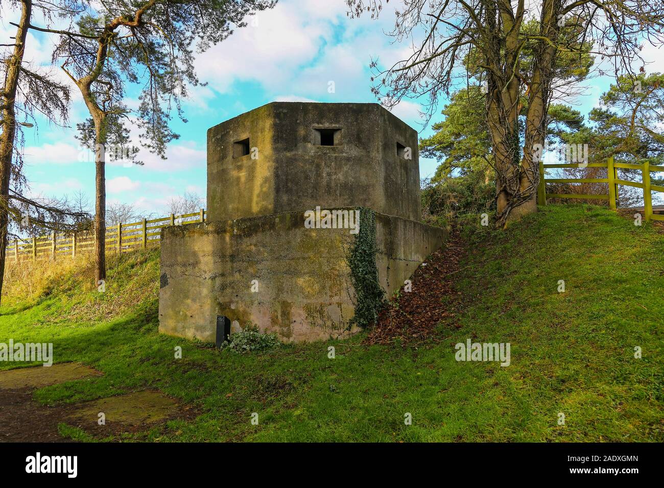 Ein Weltkrieg 2 Typ 24 Bunker neben dem Shropshire Union Canal, Market Drayton, Shropshire, England, Großbritannien Stockfoto