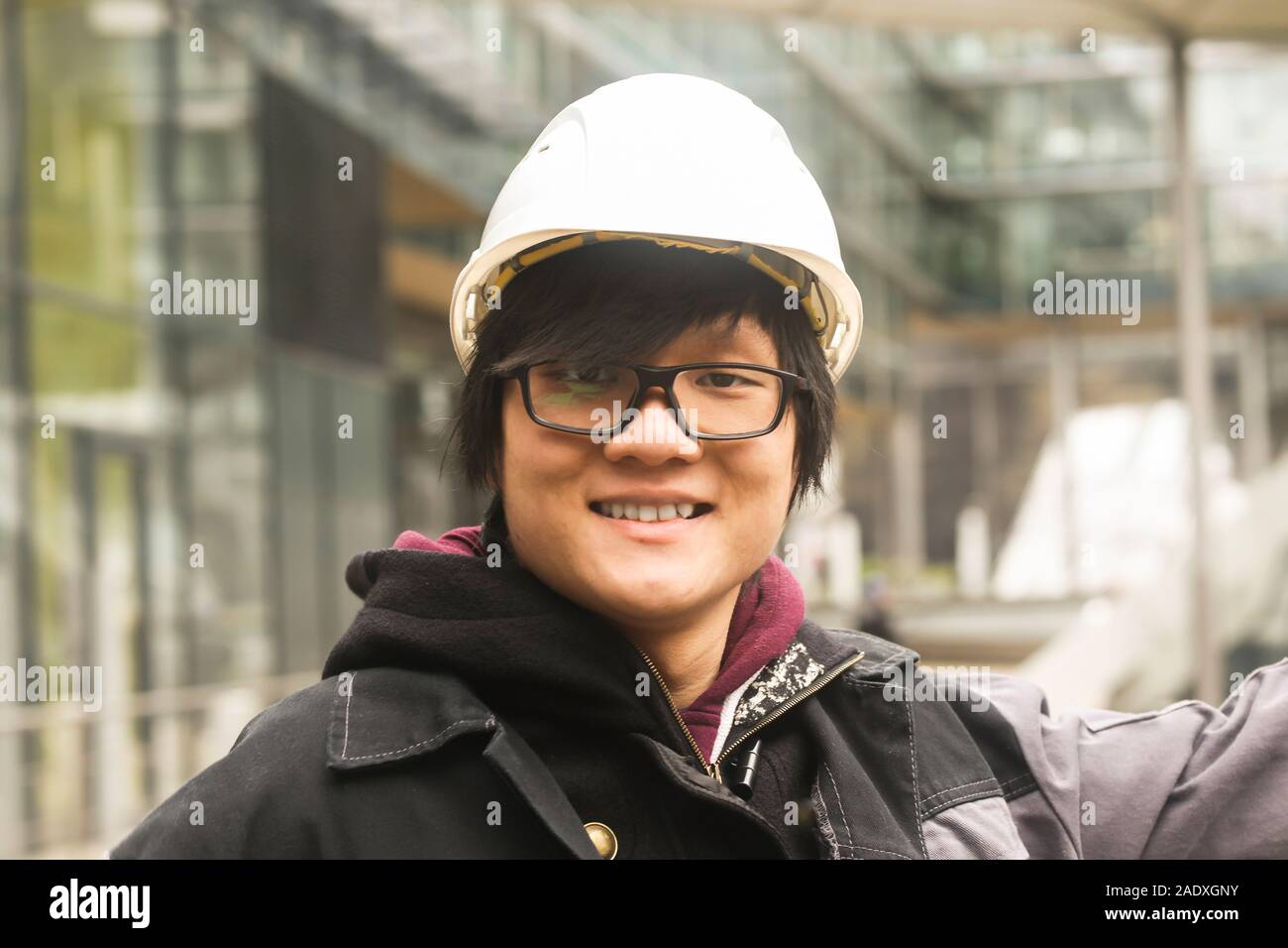 Junger Mann mit Helm Suche Stockfoto