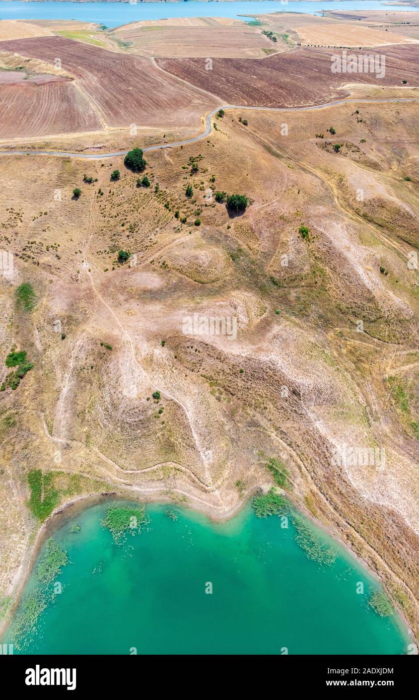 Luftaufnahme der ländlichen und landwirtschaftlichen Gebiete südlich von Lokman, Adiyaman, Türkei. Buchten auf dem Fluss Euphrat durch die Atatürk Staudamm gebildet. Wüste Länder Stockfoto