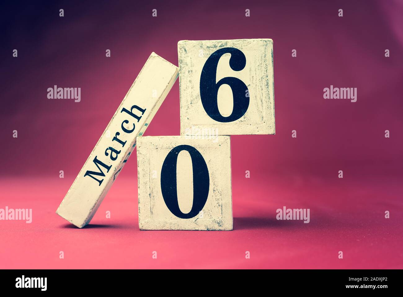 6. März, 6. März, 6. Tag des Monats März - vintage Holz- kalender Blöcke auf rotbrauner Hintergrund mit leeren Raum für Text Stockfoto
