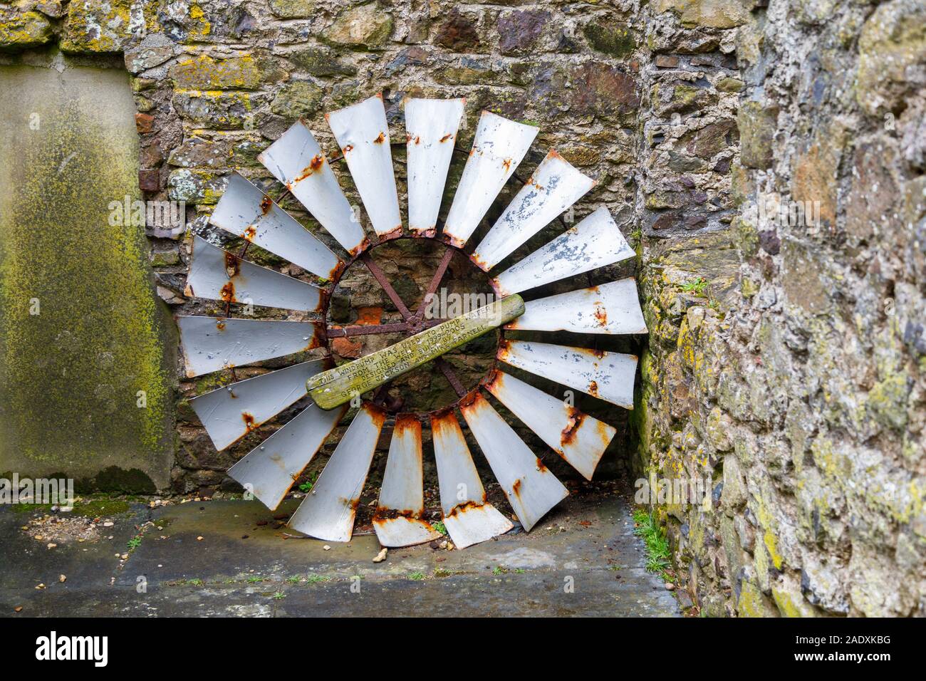 Vintage windpump Windmühle am alten Bauernhof Unterkunft zur Selbstverpflegung auf Skomer, einem Naturschutzgebiet Insel vor der Küste von West Wales Pembrokeshire. Stockfoto