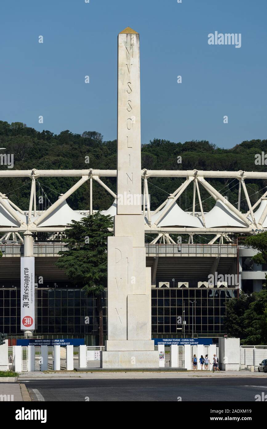 Rom. Italien. Obelisk am Eingang des Foro Italico, der insciption 'Mussolini Dux" tragen. Das Denkmal wurde nach ein Angebot eines riesigen erstellt Stockfoto