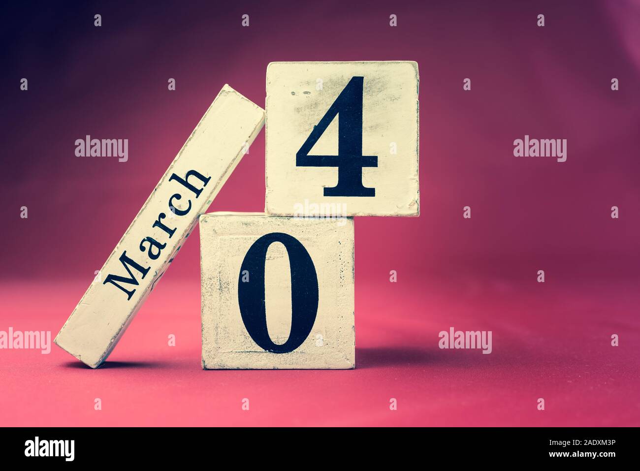 4. März, 4. März, 4. Tag des Monats März - vintage Holz- kalender Blöcke auf rotbrauner Hintergrund mit leeren Raum für Text Stockfoto