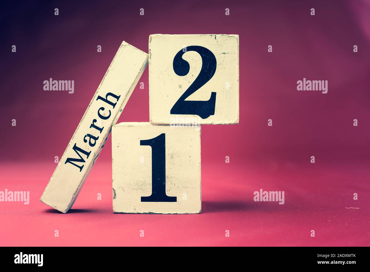 12. März, 12. März, 12. Tag des Monats März - vintage Holz- kalender Blöcke auf rotbrauner Hintergrund mit leeren Raum für Text Stockfoto