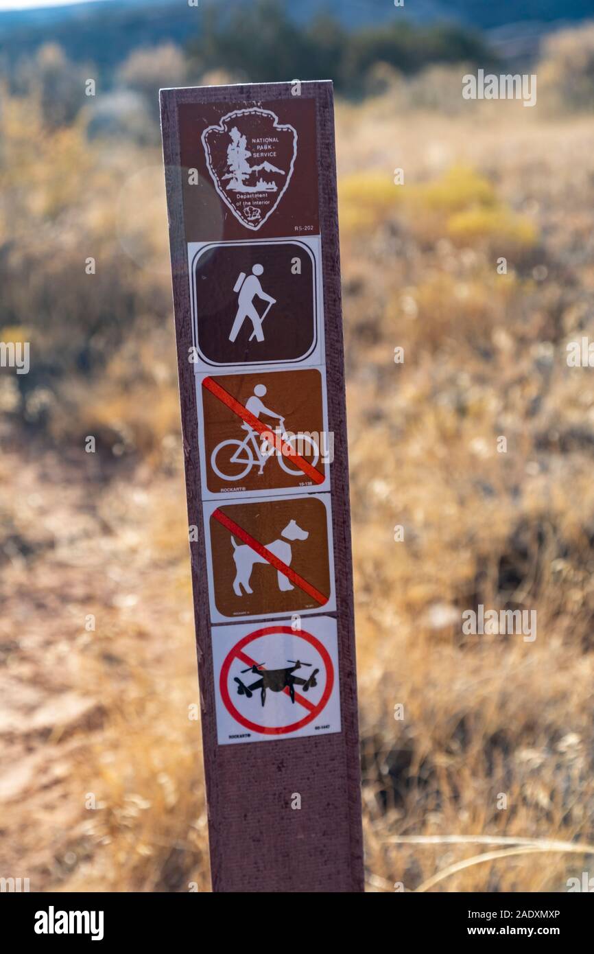 Fruita, Kolorado-Drohnen, Fahrräder und Hunde sind von einem Trail in Colorado National Monument untersagt. Stockfoto