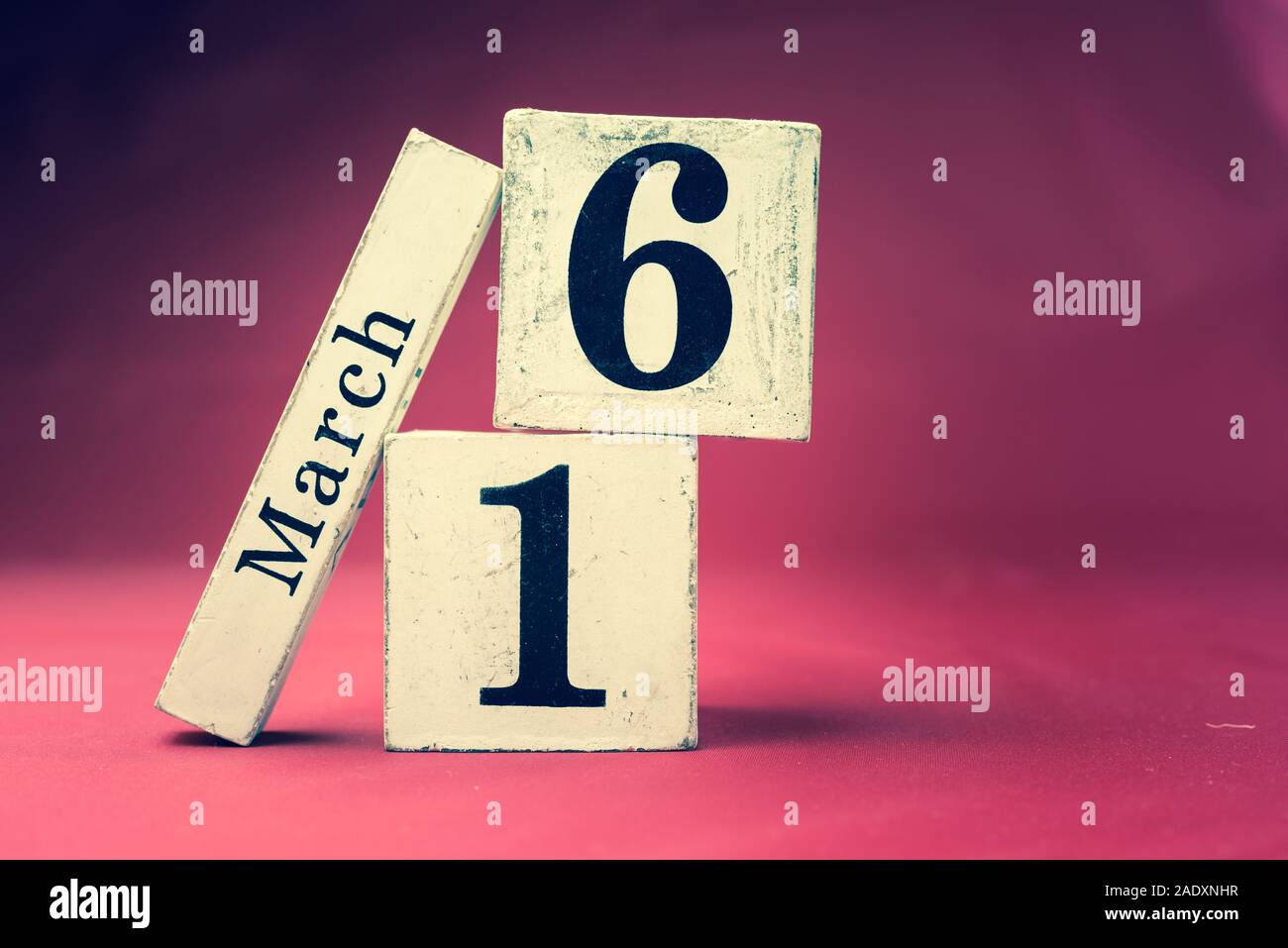 16. März, 16. März, 16. Tag des Monats März - vintage Holz- kalender Blöcke auf rotbrauner Hintergrund mit leeren Raum für Text Stockfoto