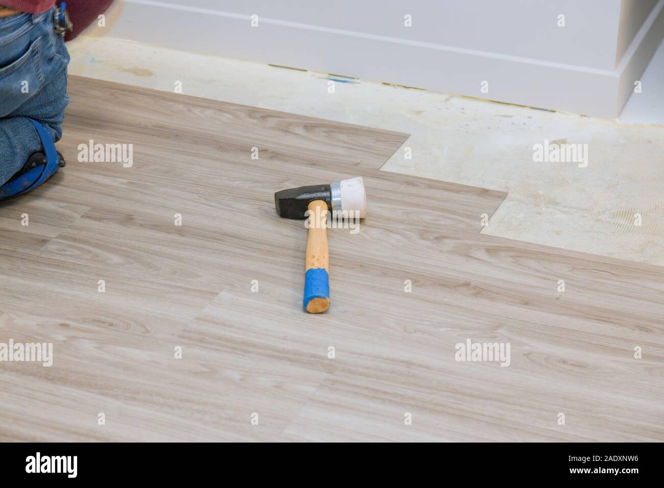 Tischler installieren, Installation Laminat Holz Textur Stock des neuen home improvement Renovierungsarbeiten Stockfoto