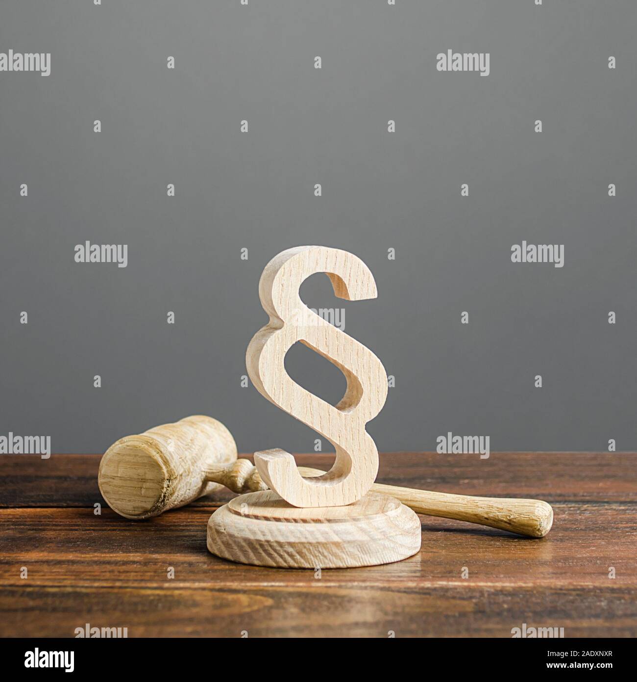Absatz Figürchen und Judge's Hammer. Demokratische Institutionen, Menschenrechte und Eigentum. Gesetzgebung und Rechtsetzung. Gerechtigkeit und Justiz conce Stockfoto